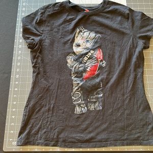 #107D Patriots Groot Tee size M